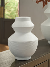 Homestyle Furniture - Ashley Furniture - Naveen Vase - Vase - A2000870