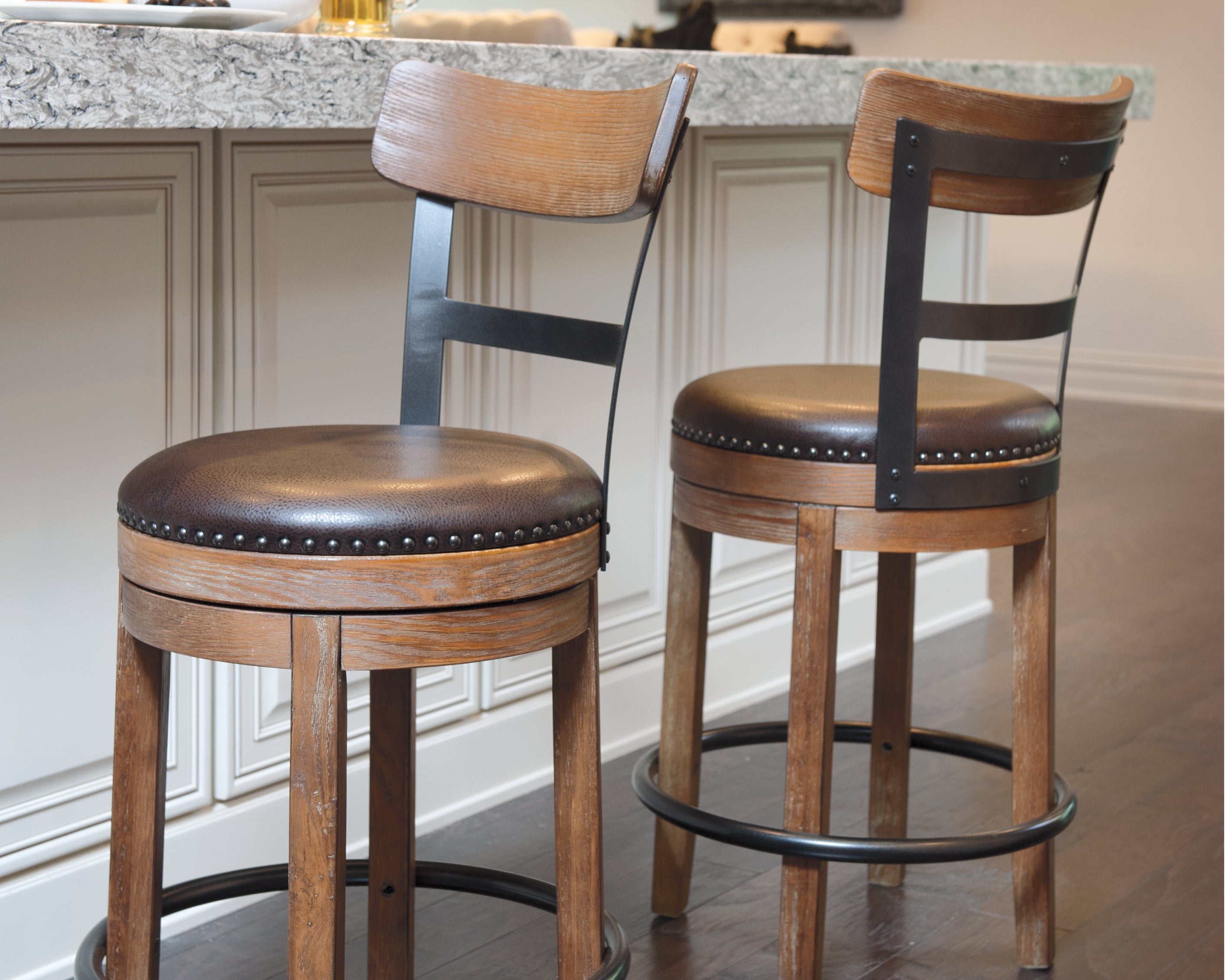 Homestyle Furniture - Ashley Furniture - Pinnadel Counter Height Bar Stool - UPH Swivel Barstool (1/CN) - D542-124