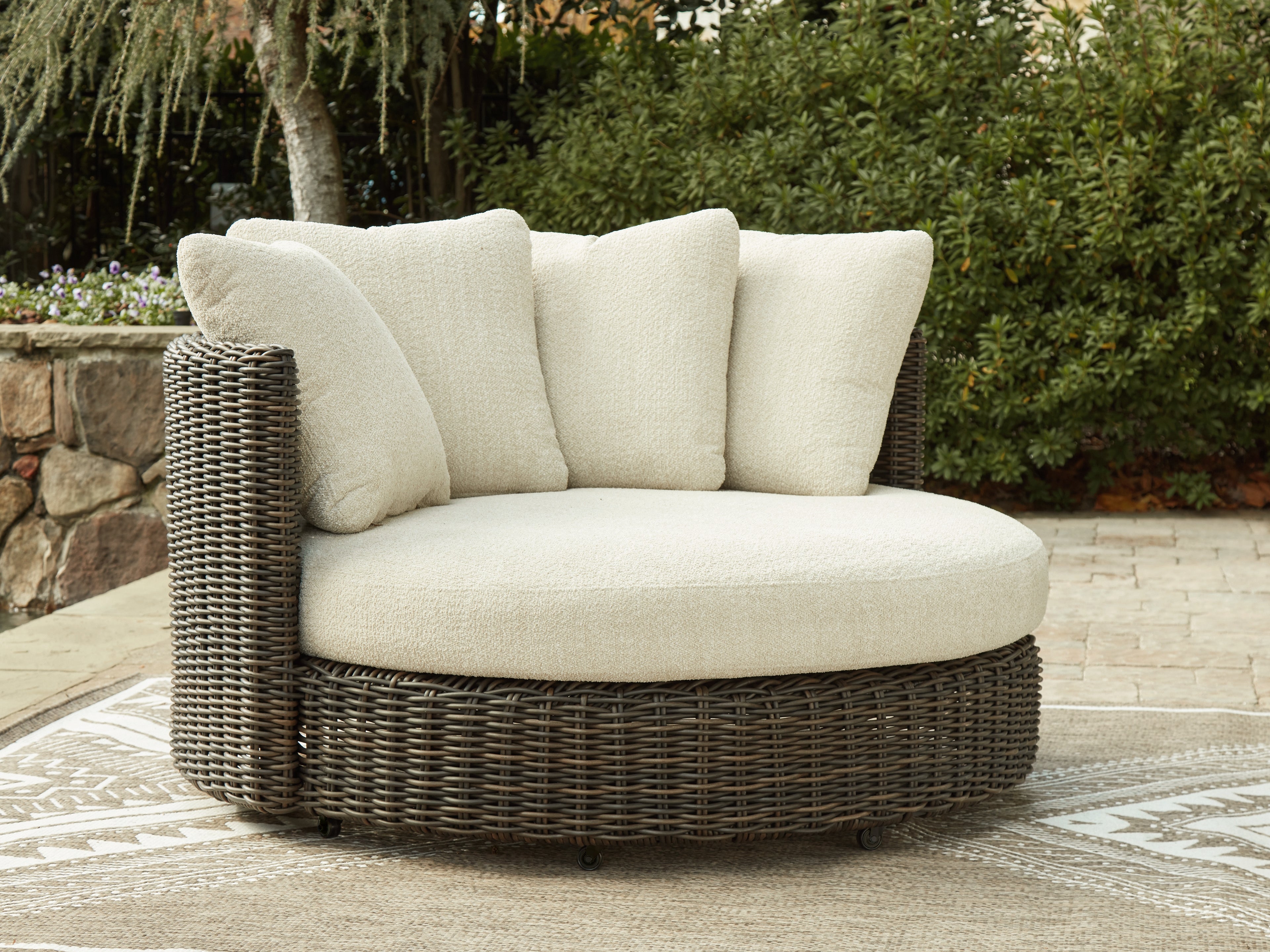 Homestyle Furniture - Ashley Furniture - Kimora Outdoor Swivel Lounge Chair with Cushion - Swivel Lounge Chair w/Cushion - P711-810