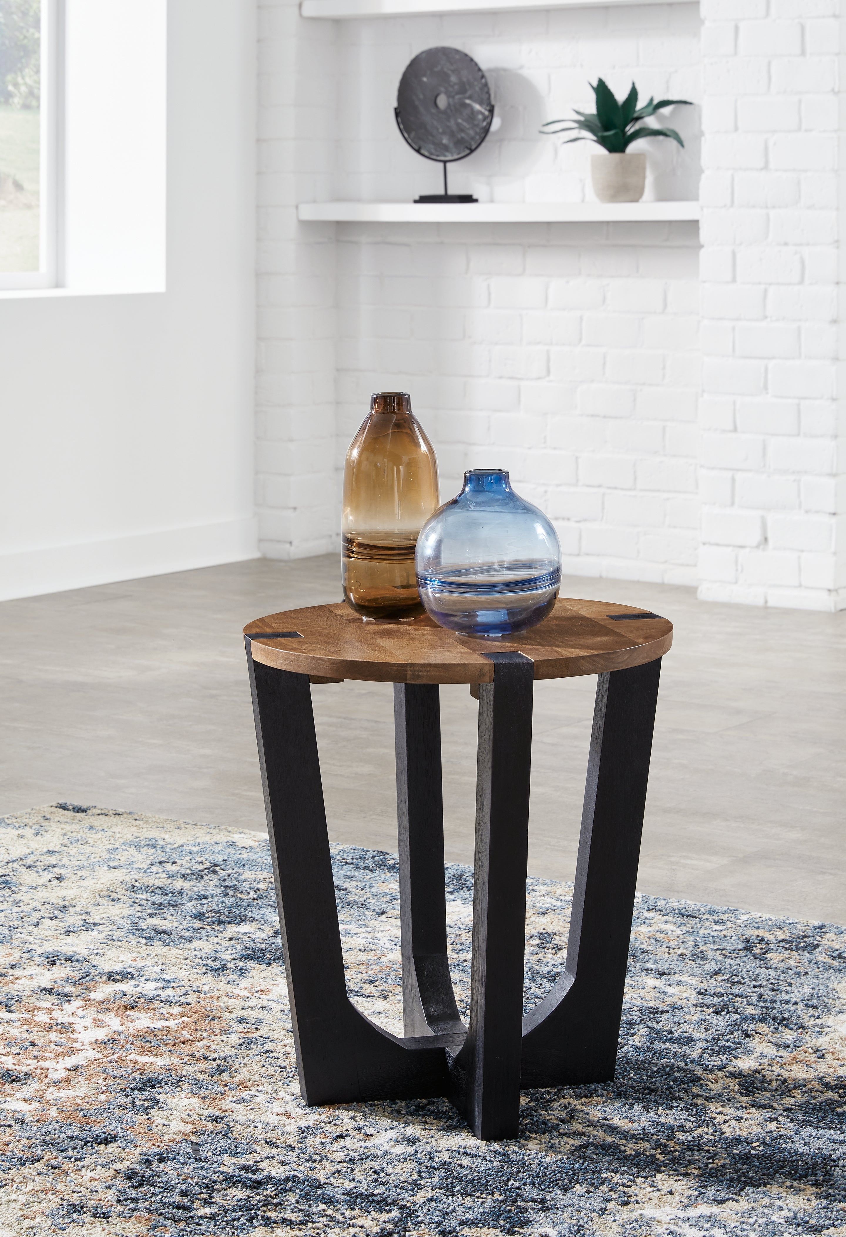 Homestyle Furniture - Ashley Furniture - Hanneforth End Table - Round End Table - T726-6